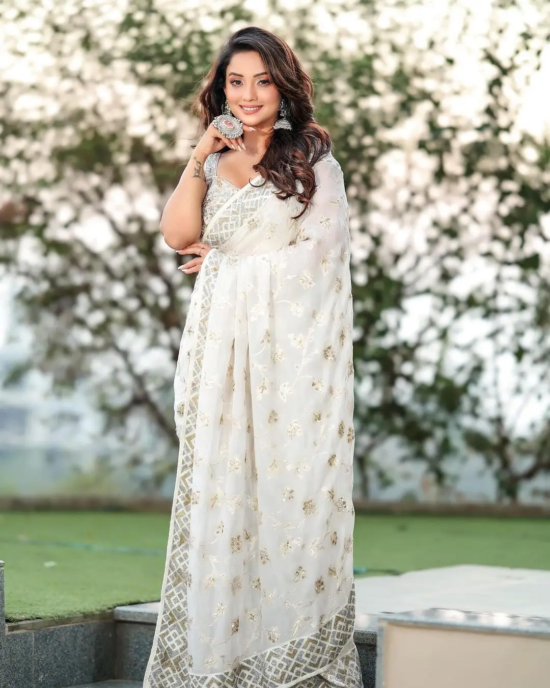 INDIAN GIRL ADAA KHAN IN TRADITIONAL WHITE SAREE SLEEVELESS BLOUSE 9